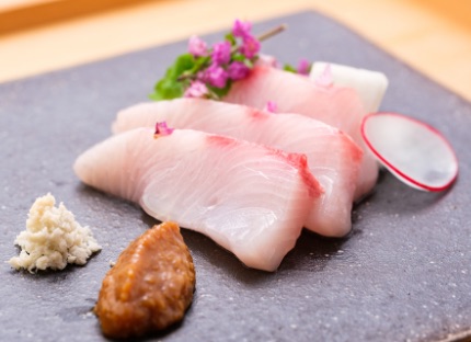 お刺身と醤油糀、山わさび添え
